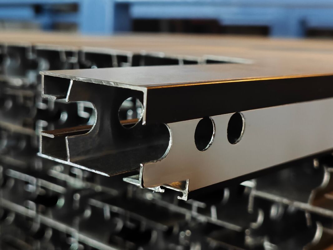 Profil geser aluminium yang diproduksi dengan lapisan bubuk untuk pasar Afrika Selatan